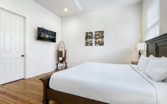 photo 2 of Spacious 3BR on Carondelet by Hosteeva