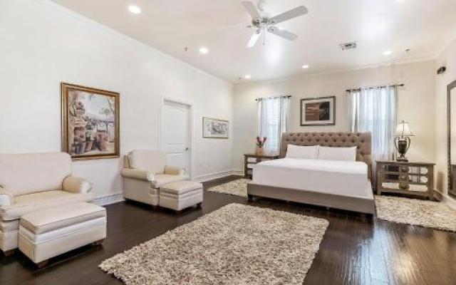 photo 2 of Spacious 4BD Luxury Penthouse with Balcony