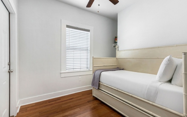 photo 3 of Spacious 5 Bedroom Near Magazine St & Uptown