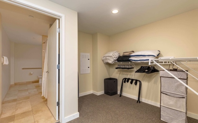 photo 4 of Spacious DT 2BR With Free Parking by Zencity