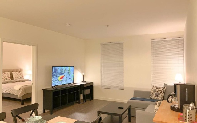 photo 4 of Spacious Entire Apt w Parking in Arts District DTLA B5