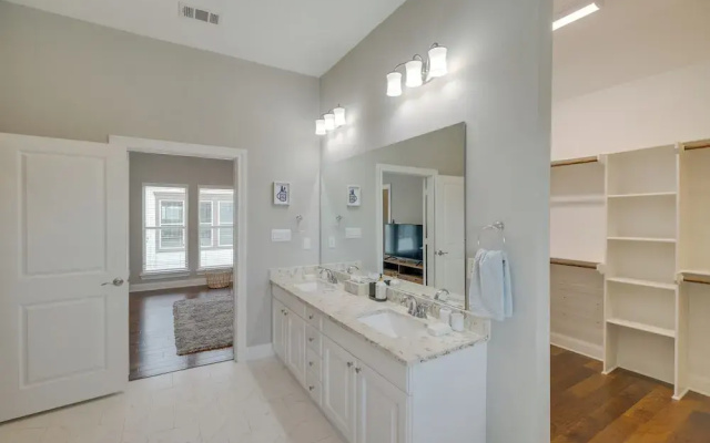 photo 2 of Spacious Houston Townhome ~ 5 Mi to Downtown!