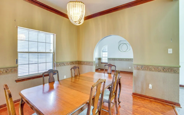 photo 4 of 4 Mi to Bourbon St: Spacious Retreat w/ Wet Bar!