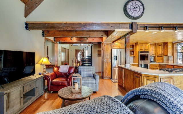 photo 3 of Spacious Retreat w/ Backyard: 1 Mi to Lake Almanor