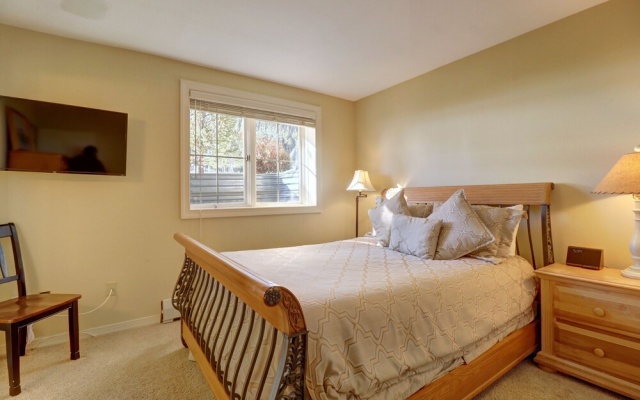 photo 5 of Spacious Slope-side Ski-In Ski-Out Town Home, Private Garage - ER12 by Redawning