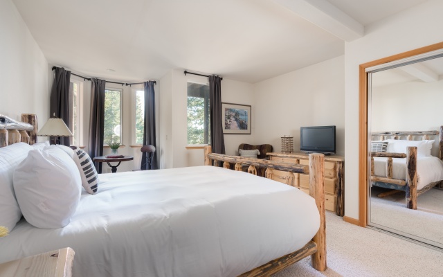 photo 4 of Sparrow by Avantstay Modern Mountain Retreat w/ Hot Tub, Pool Table & Games!