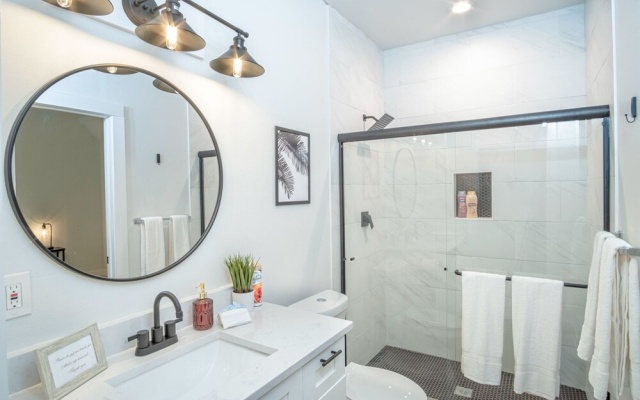 photo 2 of Spectacular 3 BR Plus 2 and a Half BA Apt Near Downtown