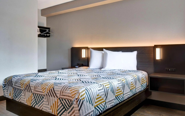 photo 4 of Studio 6 Extended Stay - Jacksonville, FL - Baymeadows