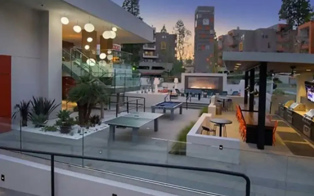 photo 2 of Studio City Universal Apartments