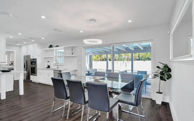 photo 5 of Stunning 4 Bedrm New Pool+Jacuzzi 1 Mile to Beach