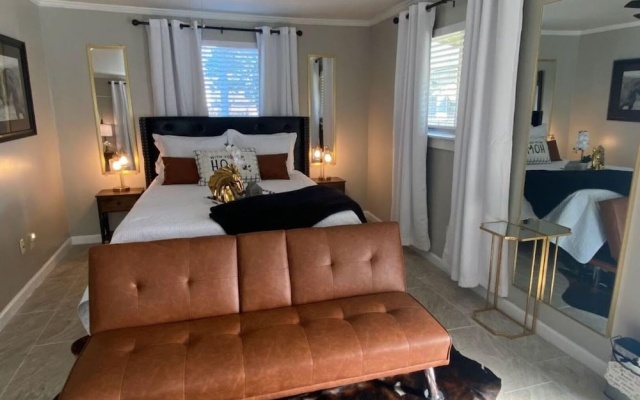 photo 2 of Stunning Cozy Downtown Guesthouse
