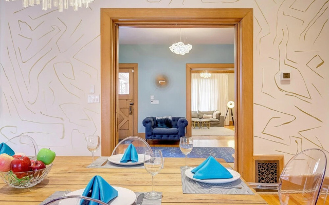 photo 2 of Stunning Modern Home, Prime Location Sleeps 15