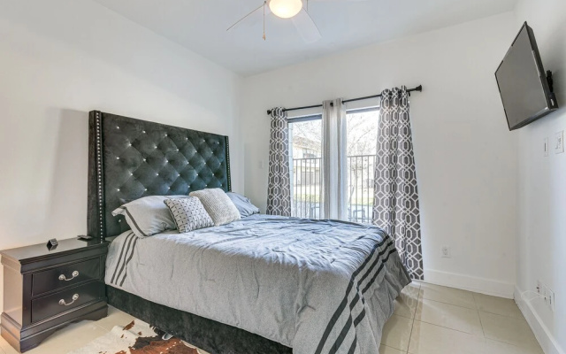 photo 5 of Pet-friendly Houston Townhome: 2 Mi to Downtown