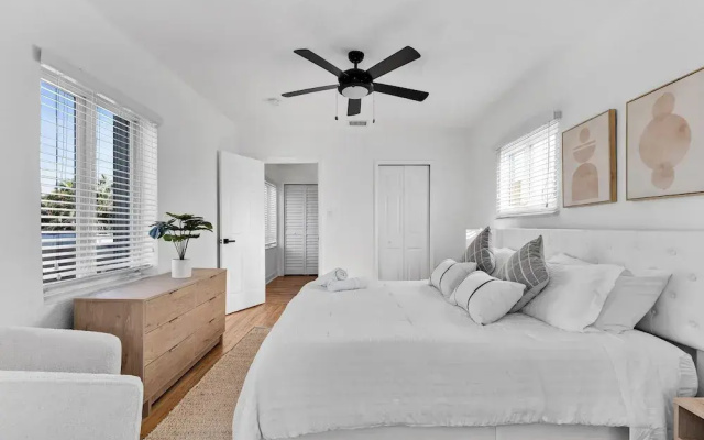 photo 2 of Stylish & Modern 4BD Home