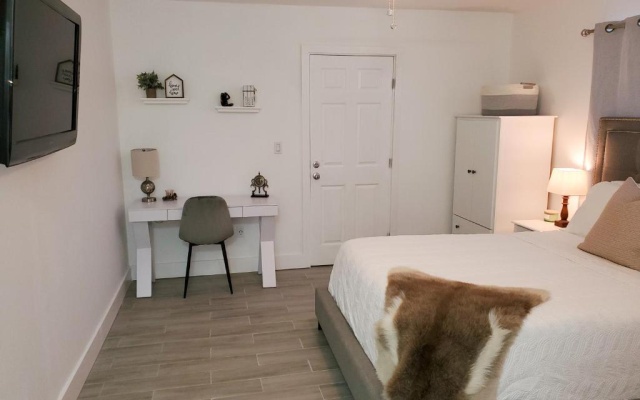photo 4 of Stylish & Newly-Renovated Suites near Las Olas