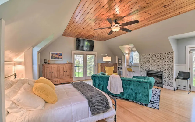 photo 3 of Stylish Studio w/ Fireplace ~ 3 Mi From Dtwn!