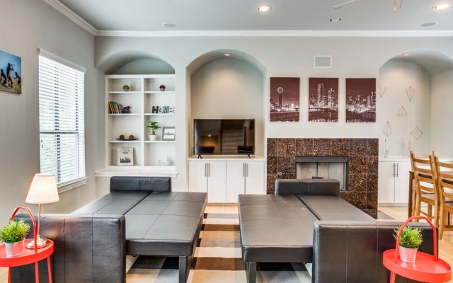 photo 2 of Stylish Three-story Oak Lawn House
