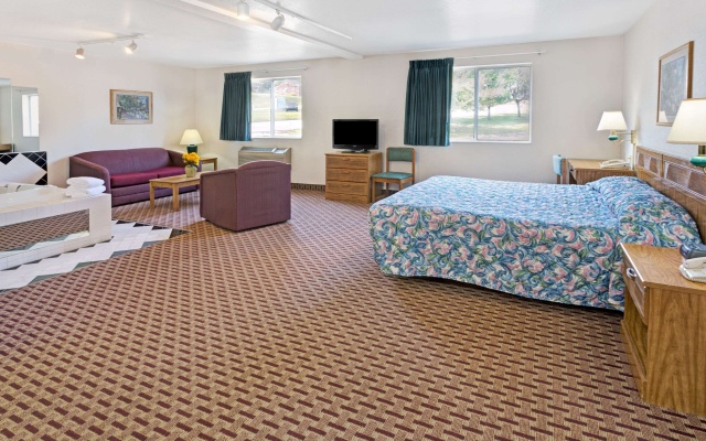 photo 4 of Super 8 by Wyndham Canonsburg/Pittsburgh Area