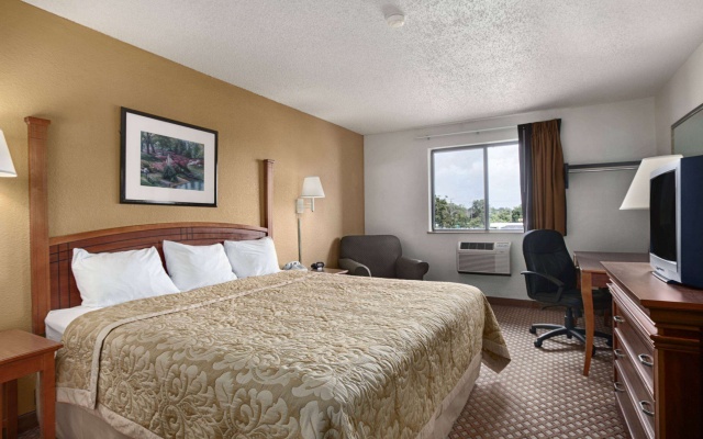 photo 4 of Super 8 by Wyndham Canton/Livonia Area