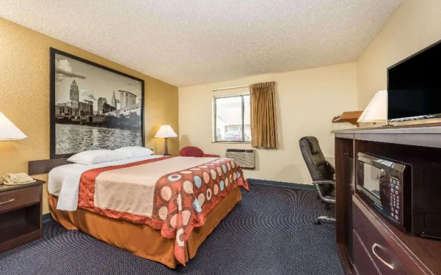 photo 2 of Super 8 by Wyndham Franklin/Middletown Area