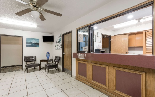 photo 2 of Super 8 by Wyndham Hampton