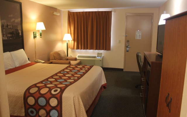 photo 3 of Super 8 by Wyndham Laurel