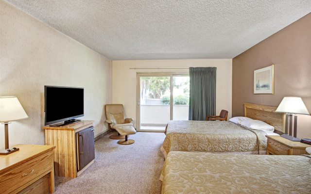 photo 3 of Super 8 by Wyndham Long Beach