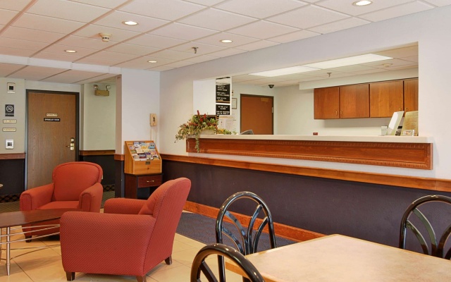 photo 3 of Super 8 by Wyndham Manchester Airport