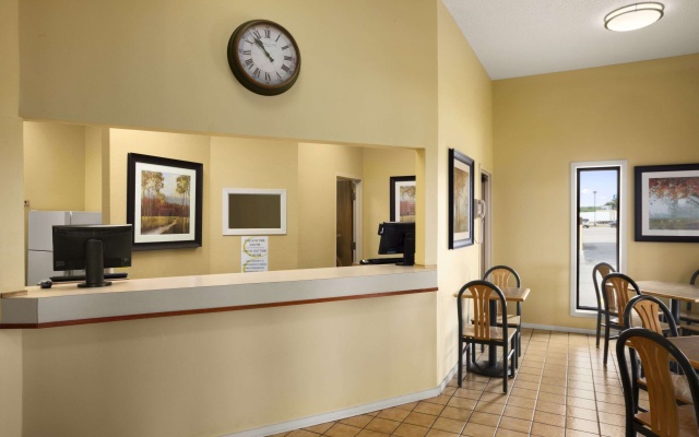 photo 2 of Super 8 by Wyndham Marion