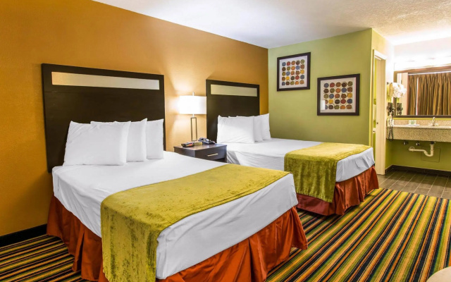 photo 3 of Super 8 Motel - Davenport/ Maingate South