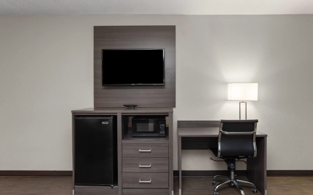 photo 3 of Super 8 by Wyndham Dania/Fort Lauderdale Arpt