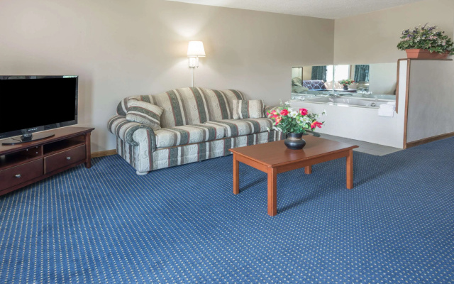 photo 3 of Super 8 by Wyndham O'Fallon MO/St. Louis Area