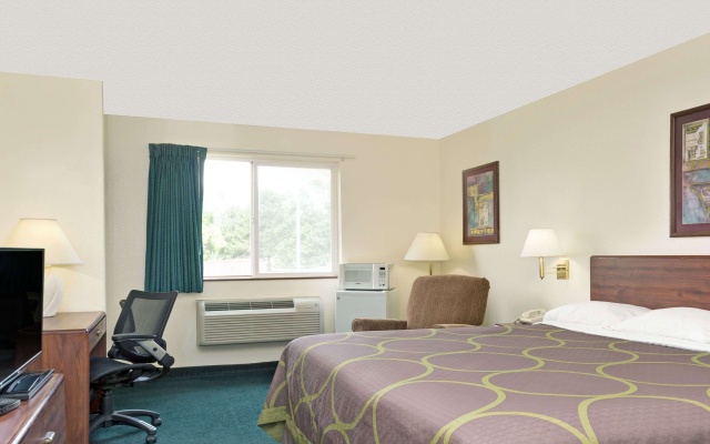 photo 3 of Super 8 by Wyndham Windsor