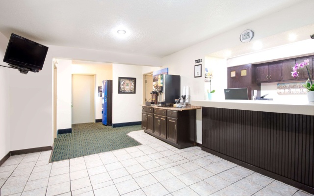 photo 2 of Super 8 by Wyndham Pittsburgh PA Airport/University Area