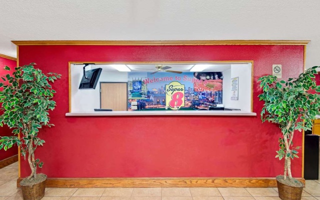 photo 2 of Super 8 Riverside/Kansas City