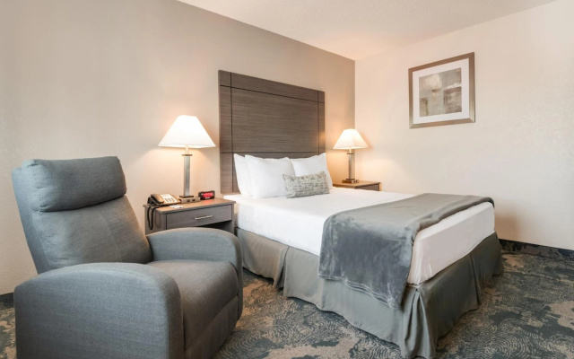 photo 4 of American Inn Suites Detroit Metro Airport