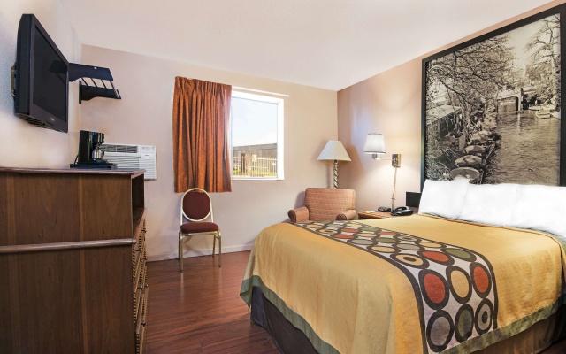 photo 3 of Super 8 by Wyndham San Antonio/I-35 North