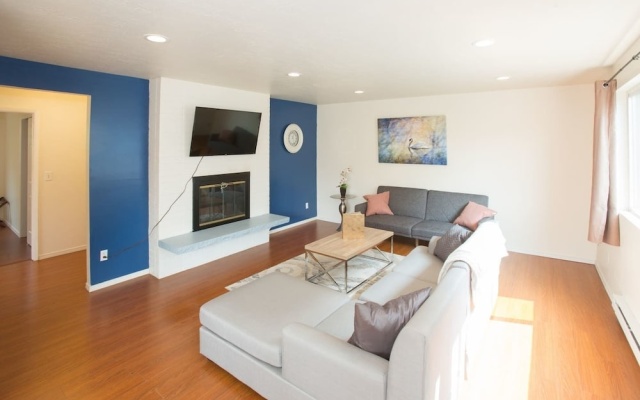 photo 2 of Sweet Seattle Retreat 3 Apts 7 Bd Sleeps 20!