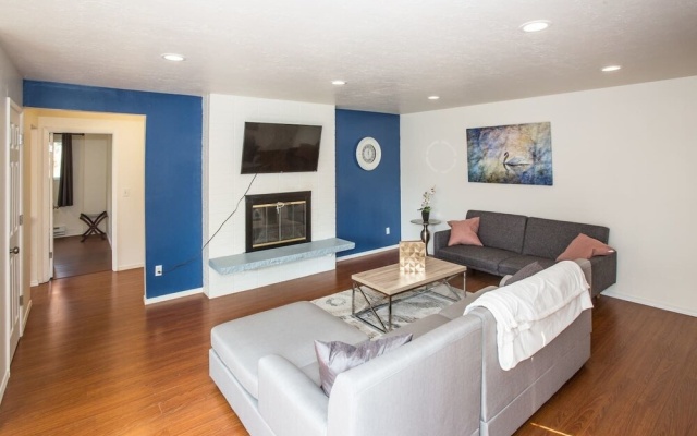photo 4 of Sweet Seattle Retreat 3 Apts 7 Bd Sleeps 20!