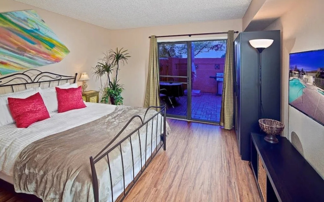 photo 4 of Tempe Escape · Prime Location, Sparkling Pool, Bbq, Tennis Court