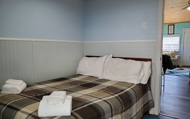 photo 4 of Nautical That One Apartment Near City Attractions by Redawning