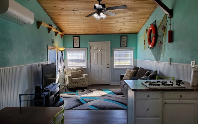 photo 5 of Nautical That One Apartment Near City Attractions by Redawning