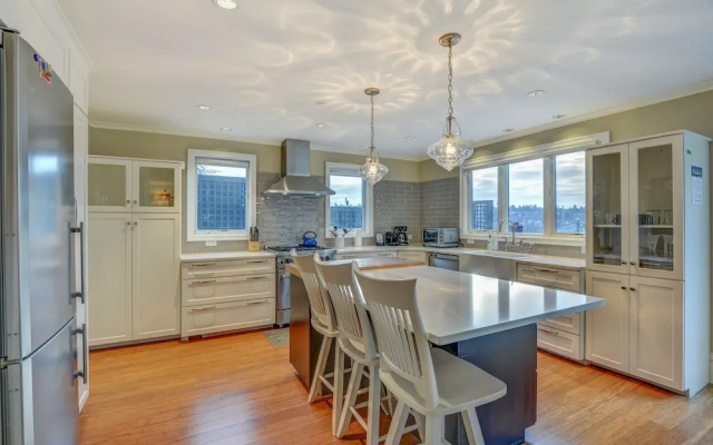 photo 3 of "the Fremont Lookout" W/ Deck & Gourmet Kitchen! 2 Bedroom Apts by Redawning