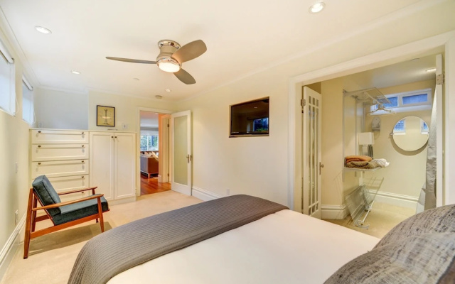 photo 4 of "the Fremont Lookout" W/ Deck & Gourmet Kitchen! 2 Bedroom Apts by Redawning