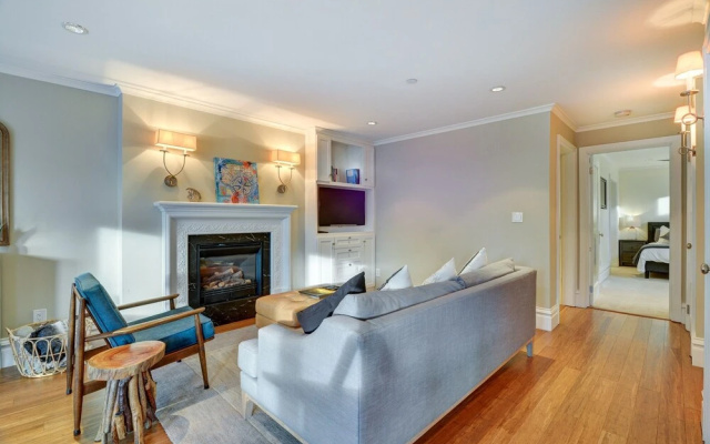 photo 5 of "the Fremont Lookout" W/ Deck & Gourmet Kitchen! 2 Bedroom Apts by Redawning