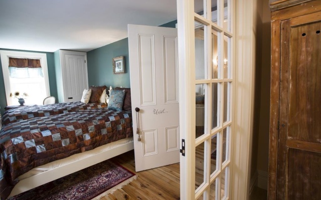 photo 2 of The Hollinger House