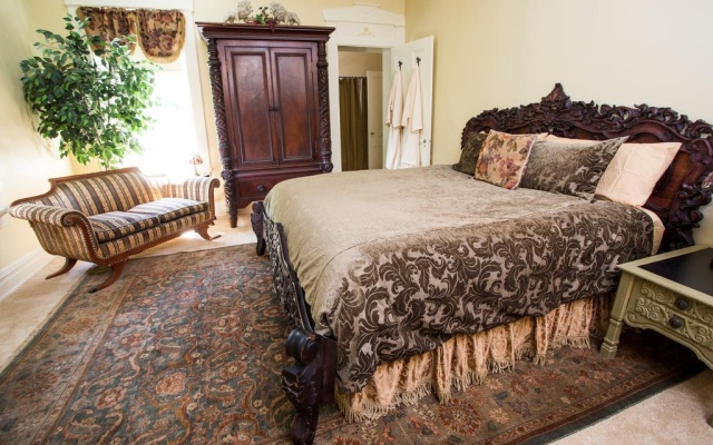 photo 3 of The Hollinger House