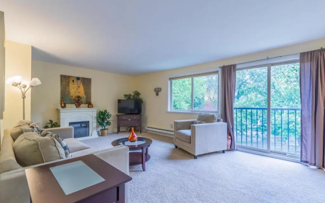 photo 2 of the Juliet, best area, Jacuzzi bathtub, new carpet