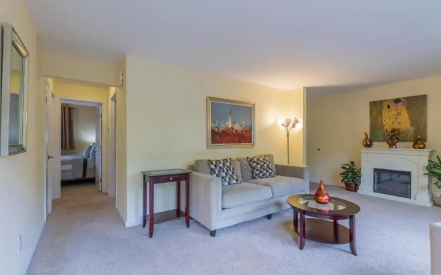 photo 4 of the Juliet, best area, Jacuzzi bathtub, new carpet