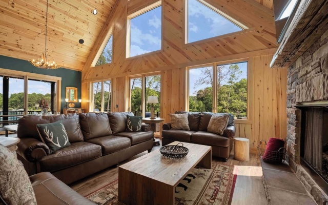 photo 4 of The Lodges Avantstay Lakefront, Sleeps 66 Pools, Docks, Theaters, Views